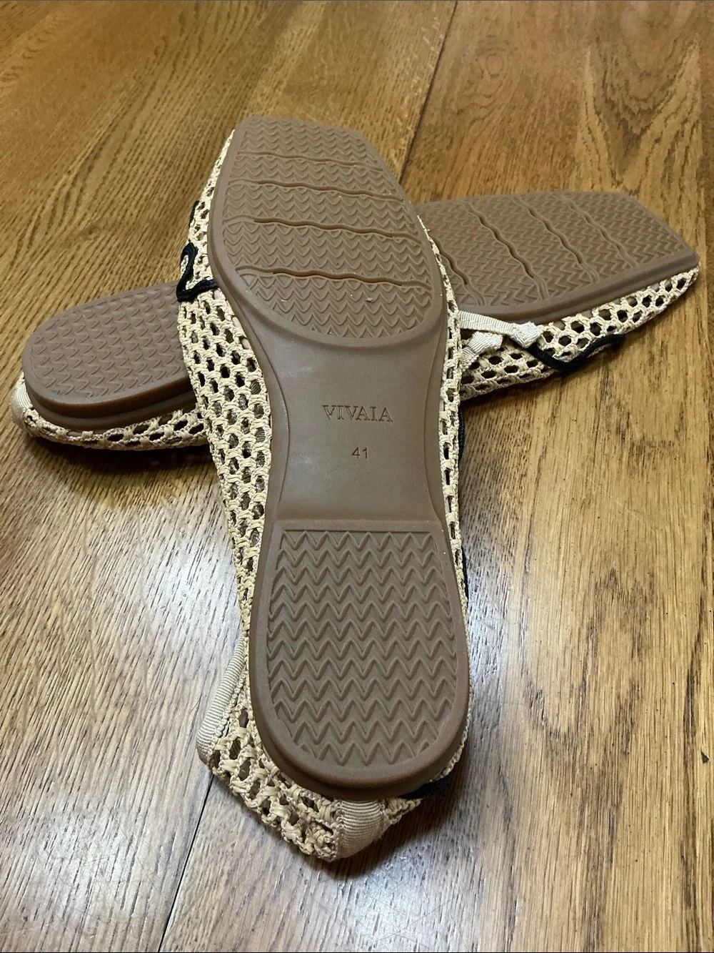 Woman’s Margot Sq toe mesh tan flats with black design. Size 41. Tie. Like new!